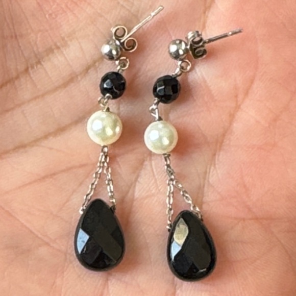 Elegant Black, pearl and Silver Drop Earrings - Picture 4 of 5
